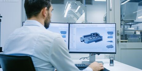 Produktdesigner bei der Entwicklung von Produkten am Bildschirm, Konstruktion von Teilen